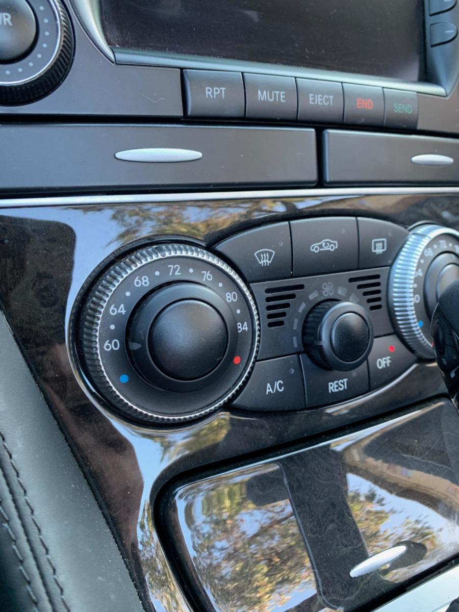 Детали интерьера Mercedes-Benz SL600 (R230) 2007 года  (фото 89 из 189)